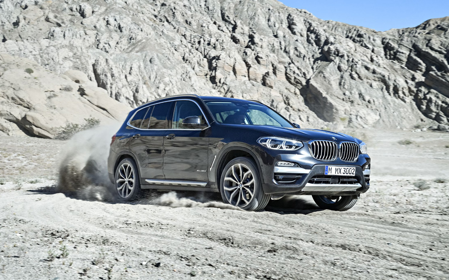 Comparison - BMW X3 xDrive30i 2018 - vs - Toyota RAV4 XLE 2018 | SUV Drive